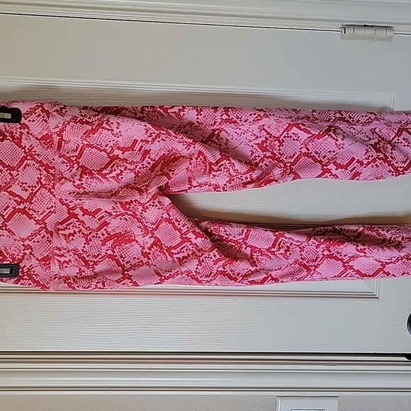 Fabletics pink snakeskin leggings size small NWOT - Picture 7 of 10